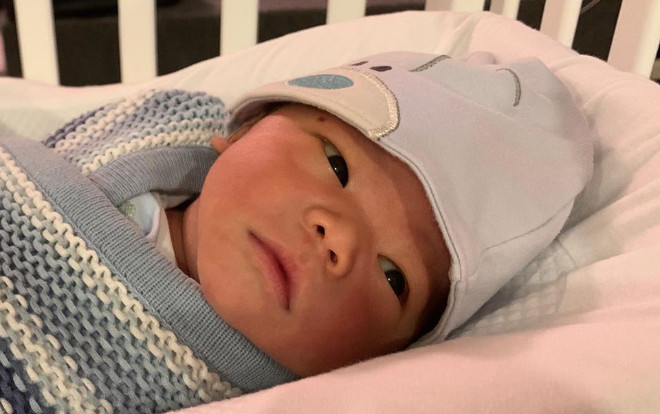 Ông xã Lan Khuê công khai khoe ảnh cận mặt con trai quý tử mới chào đời Ảnh 2