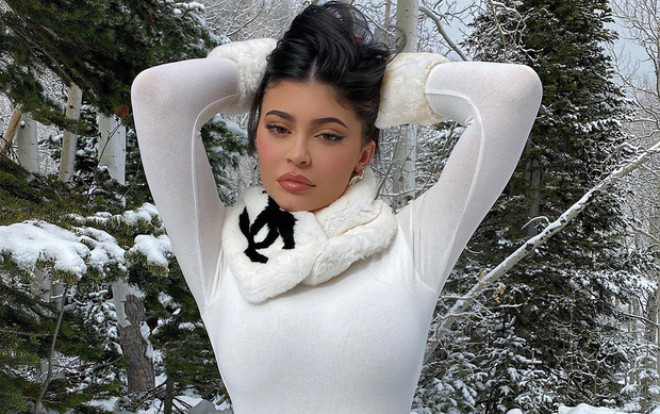 Thời tiết mùa Đông có âm độ chả ngăn cản được Kylie Jenner khoe dáng trong bộ bodysuit mỏng manh Ảnh 2