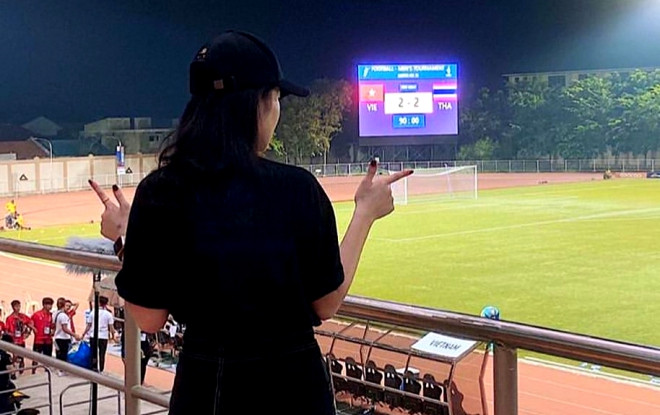 Chịu chơi như bạn gái Văn Hậu, sang Philppines để tiếp lửa cho bạn trai Ảnh 2