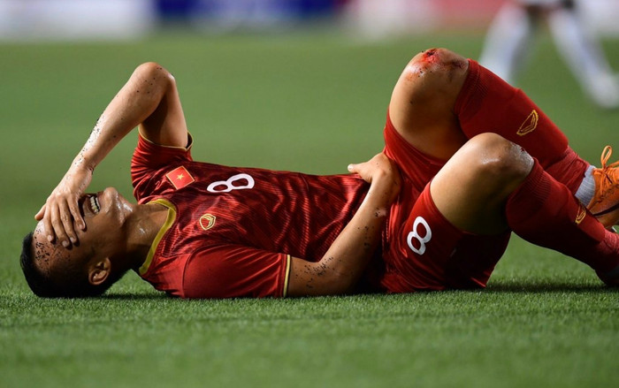 Trọng Hoàng đổ gục, 2 đầu gối đầy máu sau trận gặp Campuchia Ảnh 2