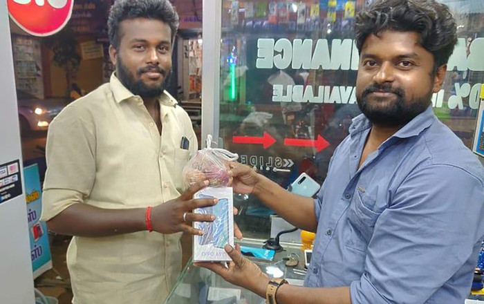 Chuyện lạ ở Ấn Độ: Mua một chiếc smartphone, tặng một cân hành Ảnh 2