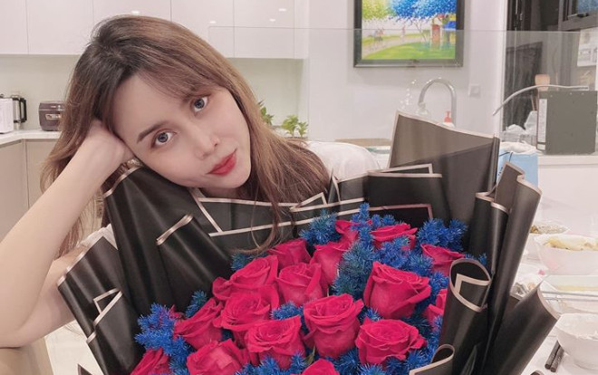 Lưu Hương Giang khoe bó hoa siêu xinh và khổng lồ do Hồ Hoài Anh tặng Ảnh 2