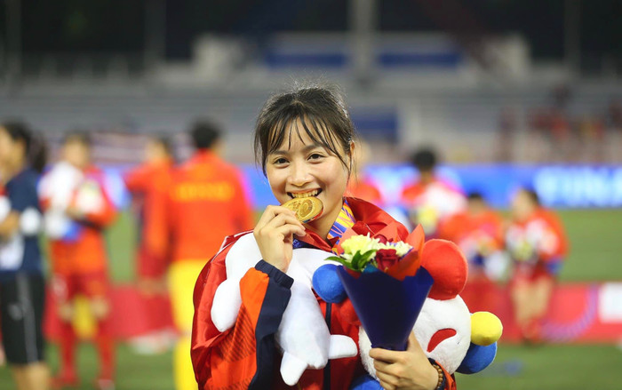 Cận cảnh nhan sắc cầu thủ Hoàng Thị Loan gây sốt cộng đồng mạng Ảnh 2