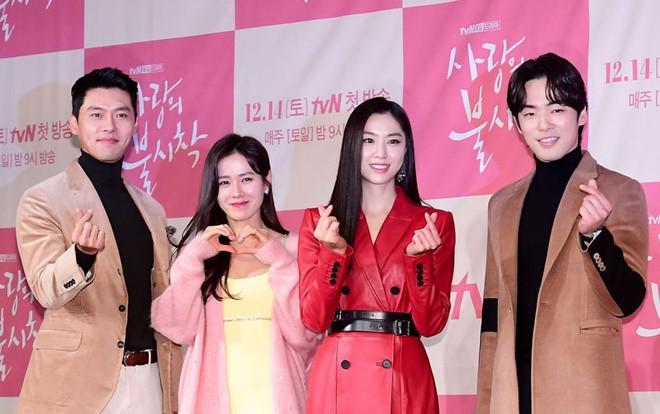 Họp báo 'Crash Landing on You': Son Ye Jin - Hyun Bin đẹp đôi đến ngộp thở, áp đảo cặp phụ Ảnh 2