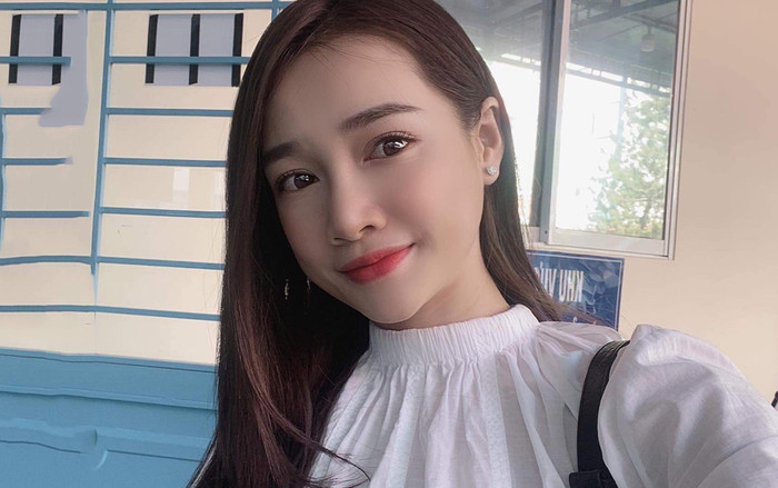 Nhã Phương mặc sơ mi trắng trong trẻo đi làm từ thiện Ảnh 2