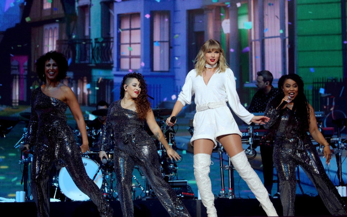 Taylor Swift hút mắt với thân hình đẫy đà, gợi cảm với jumpsuit trắng tôn dáng Ảnh 2