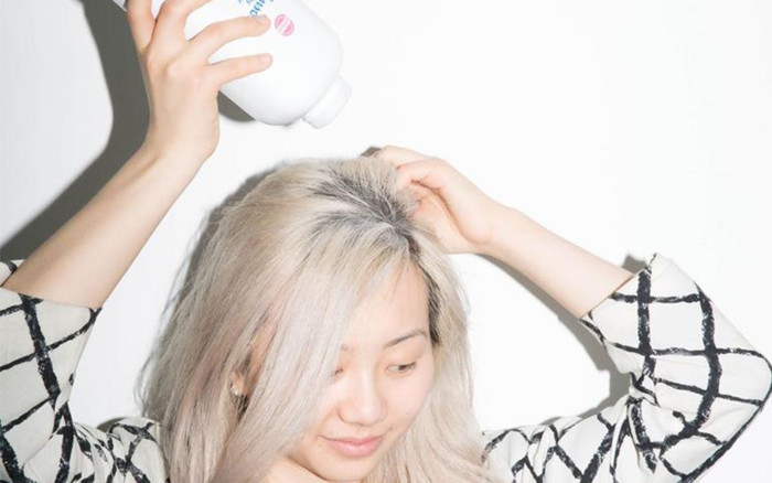 Các cách 'chữa cháy' mái tóc bết dính trong ngày đông lạnh Ảnh 2