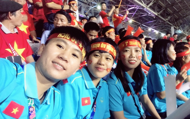 Tuyển nữ Việt Nam đến sân cổ vũ thầy trò HLV Park Hang Seo giành HCV SEA Games 30 Ảnh 2