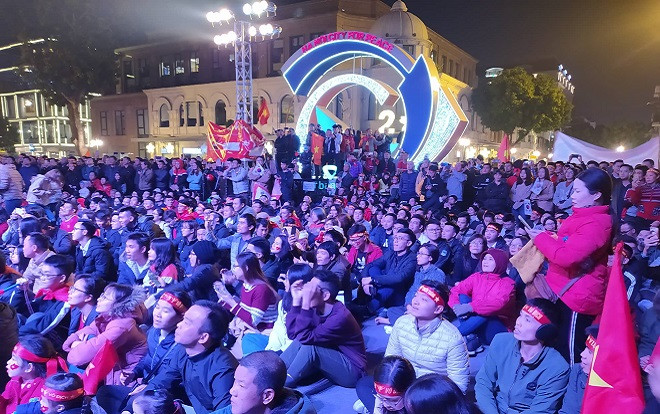 Người dân Hà Nội hào hứng cổ vũ đội tuyển Việt Nam, sục sôi khí thế chiến thắng SEA Games 30 Ảnh 2