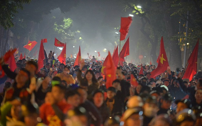Hàng triệu cổ động viên đổ ra đường ăn mừng U22 Việt Nam vô địch SEA Games 30 Ảnh 2