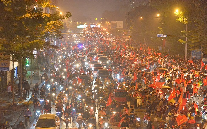 Dòng người 'đi bão' kẹt cứng nút giao huyết mạch Tây Sơn - Chùa Bộc ăn mừng chiến thắng của đội tuyển Việt Nam Ảnh 2