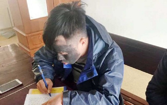 Xử phạt nam thanh niên hóa trang 'ăn xin mặt đen' đứng tại cổng trường gây xôn xao dư luận Ảnh 2