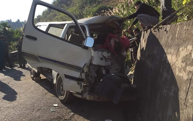 Xe chở đoàn người khuyết tật đâm vào vách núi, 2 người chết, 6 người bị thương Ảnh 2