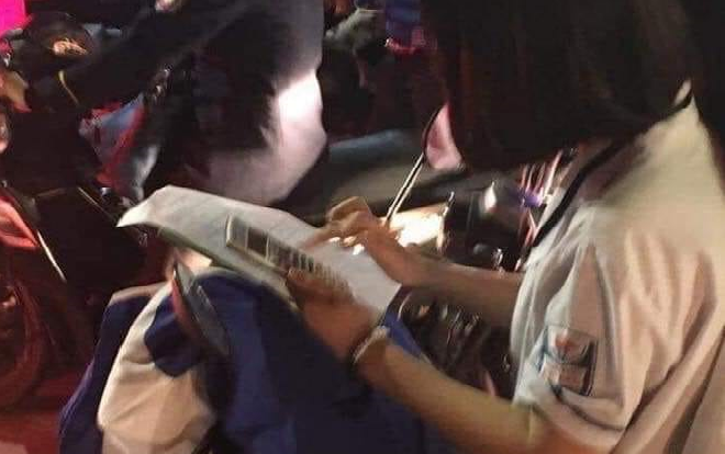 Nữ sinh ‘đi bão’ ăn mừng chiến thắng của U22 Việt Nam nhưng vẫn không quên ‘nhiệm vụ’ học hành Ảnh 2