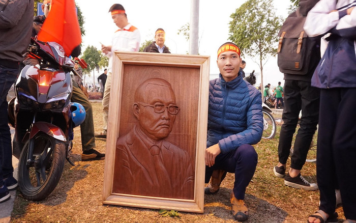 Nam thanh niên điêu khắc bức chân dung lên tận sân bay chờ tặng HLV Park Hang Seo Ảnh 2