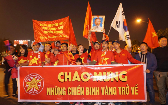 CĐV Việt Nam tri ân bầu Đức trong ngày U22 Việt Nam về nước Ảnh 2