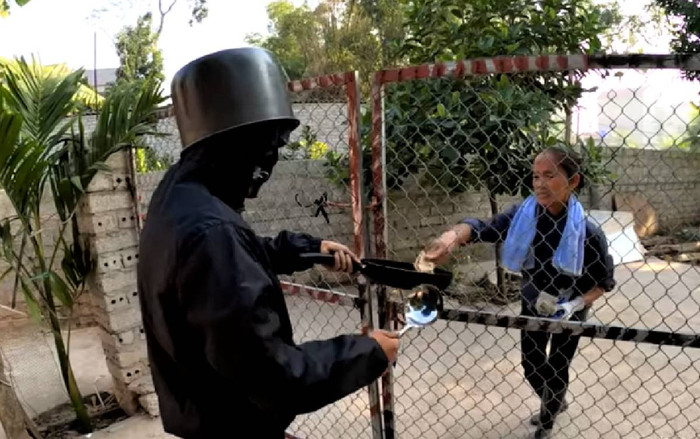 Mẹ con bà Tân Vlog bị cộng đồng mạng chỉ trích dữ dội khi 'cosplay' đối tượng ăn xin mặt đen Ảnh 2