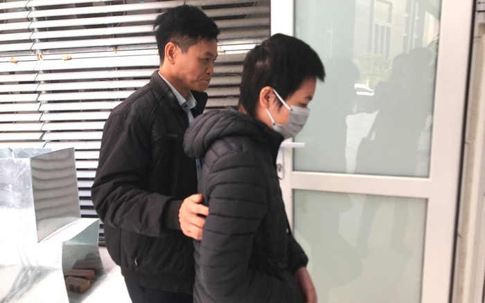 Người phụ nữ sống sót duy nhất trong vụ thảm án ở Đan Phượng bật khóc khi được người thân dìu đến toà Ảnh 2