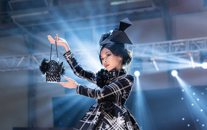 Mẫu nhí đình đám trang điểm ấn tượng, bung lụa trên sàn diễn Ảnh 2