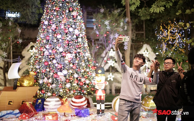 Sinh viên tha hồ 'sống ảo' trong khu vườn Giáng sinh của ĐH Thăng Long Ảnh 2