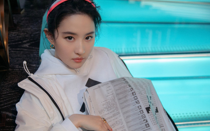 Không còn yểu điệu thục nữ, 'thần tiên tỷ tỷ' Lưu Diệc Phi cá tính, trẻ trung trong thiết kế đồ thể thao Ảnh 2