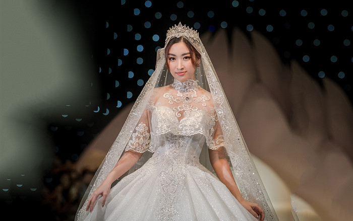 Đỗ Mỹ Linh diện váy cưới đính kim cương giá 1 triệu đô la hóa cô dâu đẹp như nữ thần Ảnh 2