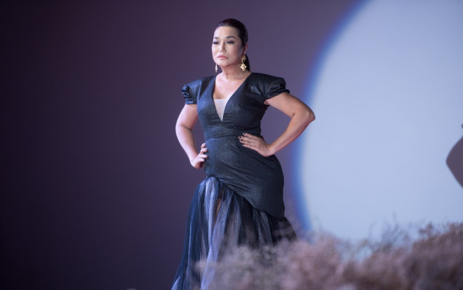 Hiếm hoi làm first face, 'chị đại' Cindy Thái Tài sải bước thần thái, hình thể có tròn trịa vẫn cực kỳ nổi bật Ảnh 2