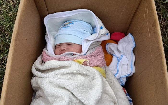 Phát hiện bé gái sơ sinh bị bỏ rơi bên vệ đường kèm lời nhắn: 'Hoàn cảnh tôi không nuôi được cháu, ai nhặt được xin nuôi cháu và chăm sóc giúp' Ảnh 2