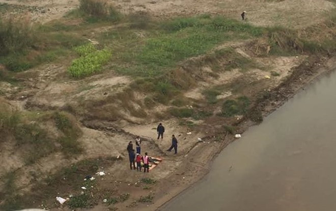 Xác định danh tính hai cha con tử vong dưới sông Hồng: Cha đón con đi ăn cỗ nhiều ngày nhưng không thấy về Ảnh 2