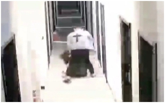 Cảnh sát kéo lê, đấm bạn gái gục xuống đất gây phẫn nộ Ảnh 2