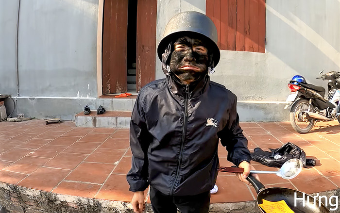 Phản ứng của con trai Bà Tân Vlog sau video giả dạng đối tượng ăn xin mặt đen gây tranh cãi Ảnh 2