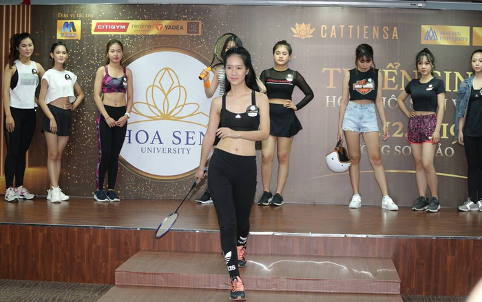 Nữ sinh Đại học Hoa Sen năng động trong trang phục thể thao, tự tin sải bước trên sân khấu sơ loại Miss University NHG 2020 Ảnh 2
