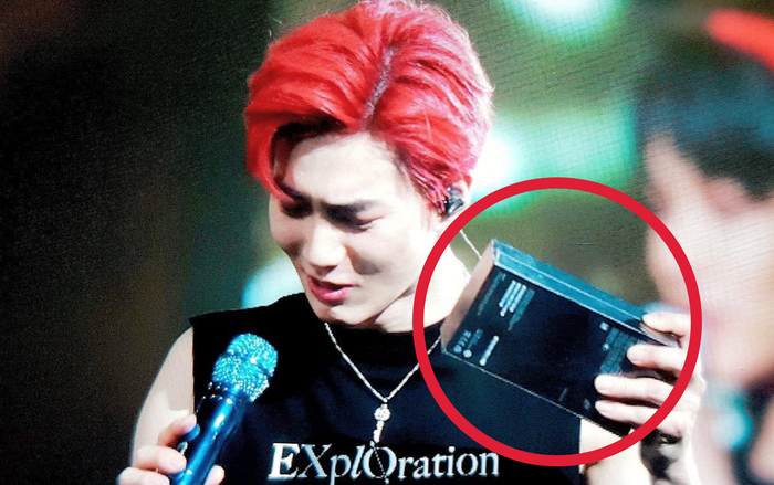 Fan chơi lớn ném nguyên hộp Iphone 11 lên cho trưởng nhóm EXO! Ảnh 2