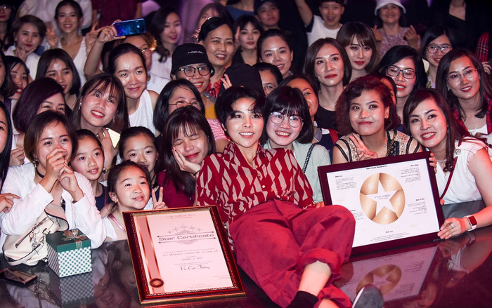 Meet&Greet trước thềm concert Vũ Cát Tường: Fan mang gạo, bánh, thậm chí cả… ngôi sao đến tặng thần tượng Ảnh 2