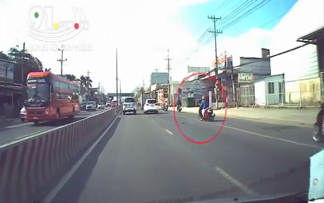 Cư dân mạng ‘toát mồ hôi’ bởi ‘nữ ninja’ ngủ gật lượn lờ trước làn đường ô tô Ảnh 2