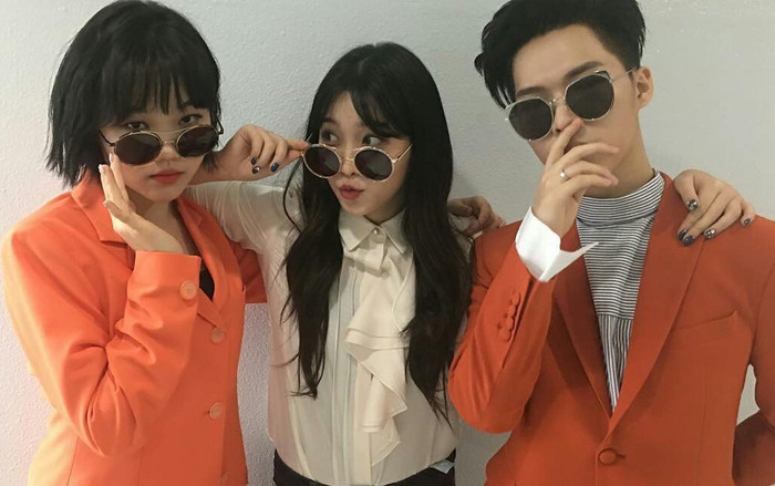 Không hổ danh là 'thánh ngoại giao' của Red Velvet, Yeri vừa thể hiện tình bạn thân thiết với AKMU Ảnh 2