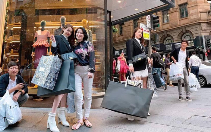 Chiều vợ xuyên không như Trường Giang, xách đồ khệ nệ cho Nhã Phương shopping mỏi tay khi du hí nước ngoài Ảnh 2