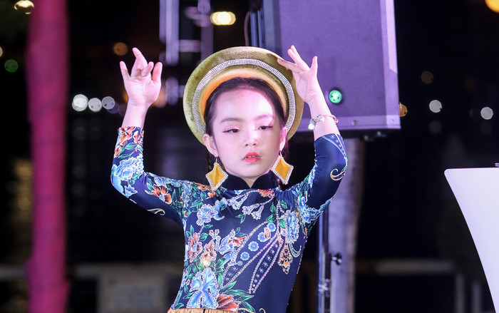 Mẫu nhí mặc áo dài nhung, đội mấn trình diễn đầy thần thái trên sàn catwalk Ảnh 2