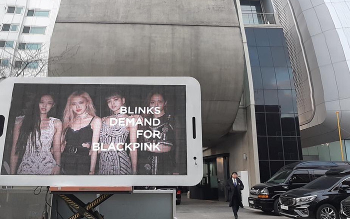 Fan đặt biển quảng cáo ngay trước cửa tòa nhà YG, yêu cầu công ty trả lại công bằng cho BlackPink Ảnh 2