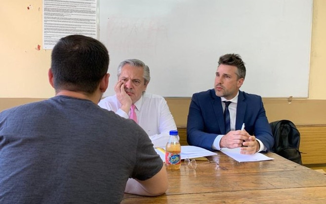 Vừa nhậm chức một ngày, tân Tổng thống Argentina đã đi trông thi Ảnh 2