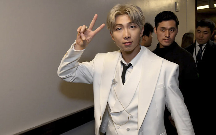 Trưởng nhóm BTS tiết lộ đã làm mất 33 cặp tai nghe AirPods, số tiền thiệt hại cũng đến cả trăm triệu đồng Ảnh 2