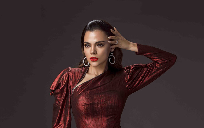 Hoa hậu Liên Lục địa Karen hút chặt mọi ánh nhìn với gam đỏ Giáng sinh quyến rũ Ảnh 2