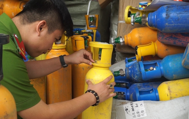 Phát hiện 78 bình khí cười được ngụy trang thành bình y tế trên xe tải ở Đà Nẵng Ảnh 2