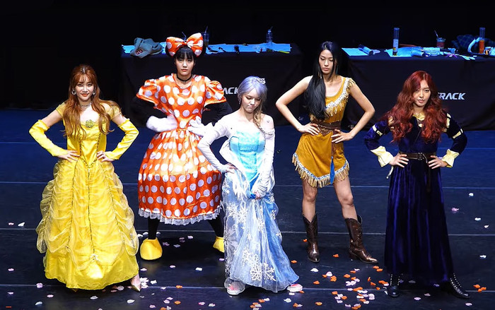 AOA biến hóa thành các nhân vật Disney trong buổi fansign khiến các fan không khỏi thích thú Ảnh 2