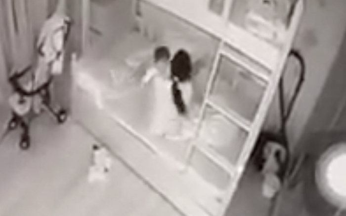 Khởi tố nữ bảo mẫu dốc ngược trẻ 14 tháng tuổi rồi lắc qua lắc lại Ảnh 2