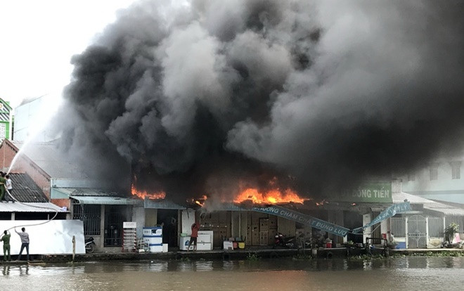 Cháy lớn tại cửa hàng điện máy lớn nhất chợ Phước Long - Bạc Liêu Ảnh 2