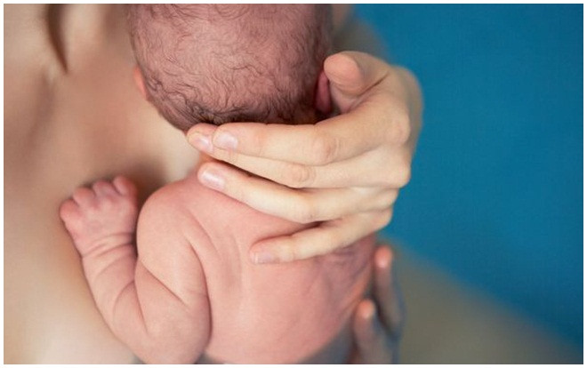 Bé sơ sinh rơi xuống đất tử vong khi sản phụ rặn con nhưng bác sĩ không đỡ kịp Ảnh 2