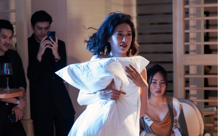 Người mẫu ôm gối bỏ chạy, nô giỡn cùng nhau trong show thời trang Ảnh 2