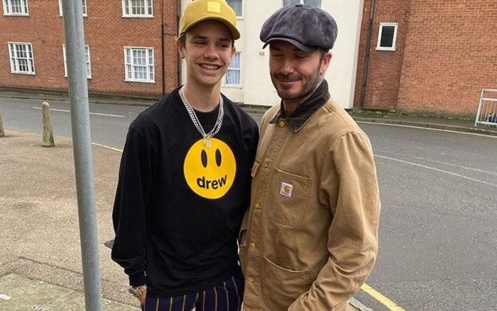 Khoe ảnh đứng cao hơn cả bố, Romeo Beckham bị trêu sử dụng giày độn để tăng chiều cao Ảnh 2