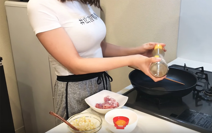 Quay vlog nấu ăn theo cách 'phồn thực', nữ YouTuber Nhật Bản nhận được lượt theo dõi khủng trong thời gian ngắn Ảnh 2